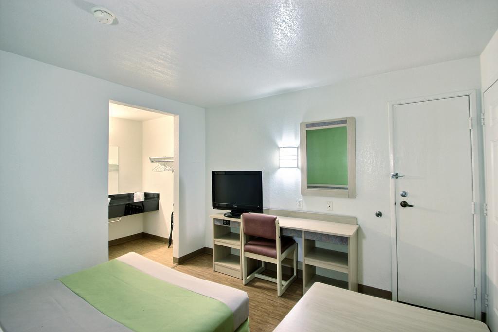 Motel 6 Milwaukee West - 브룩필드 객실 사진