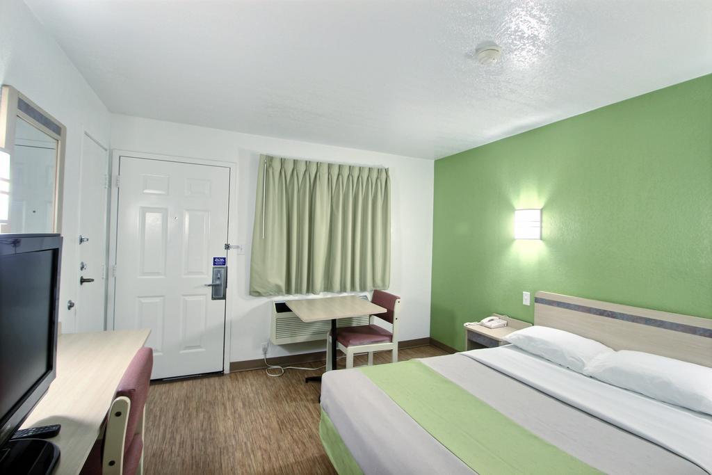 Motel 6 Milwaukee West - 브룩필드 외부 사진
