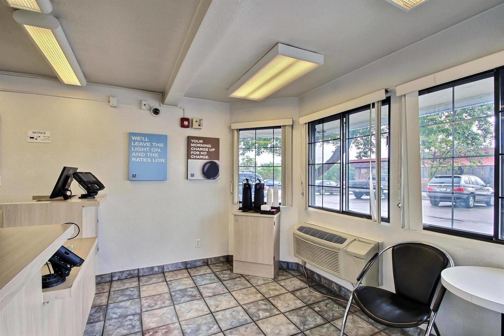 Motel 6 Milwaukee West - 브룩필드 외부 사진