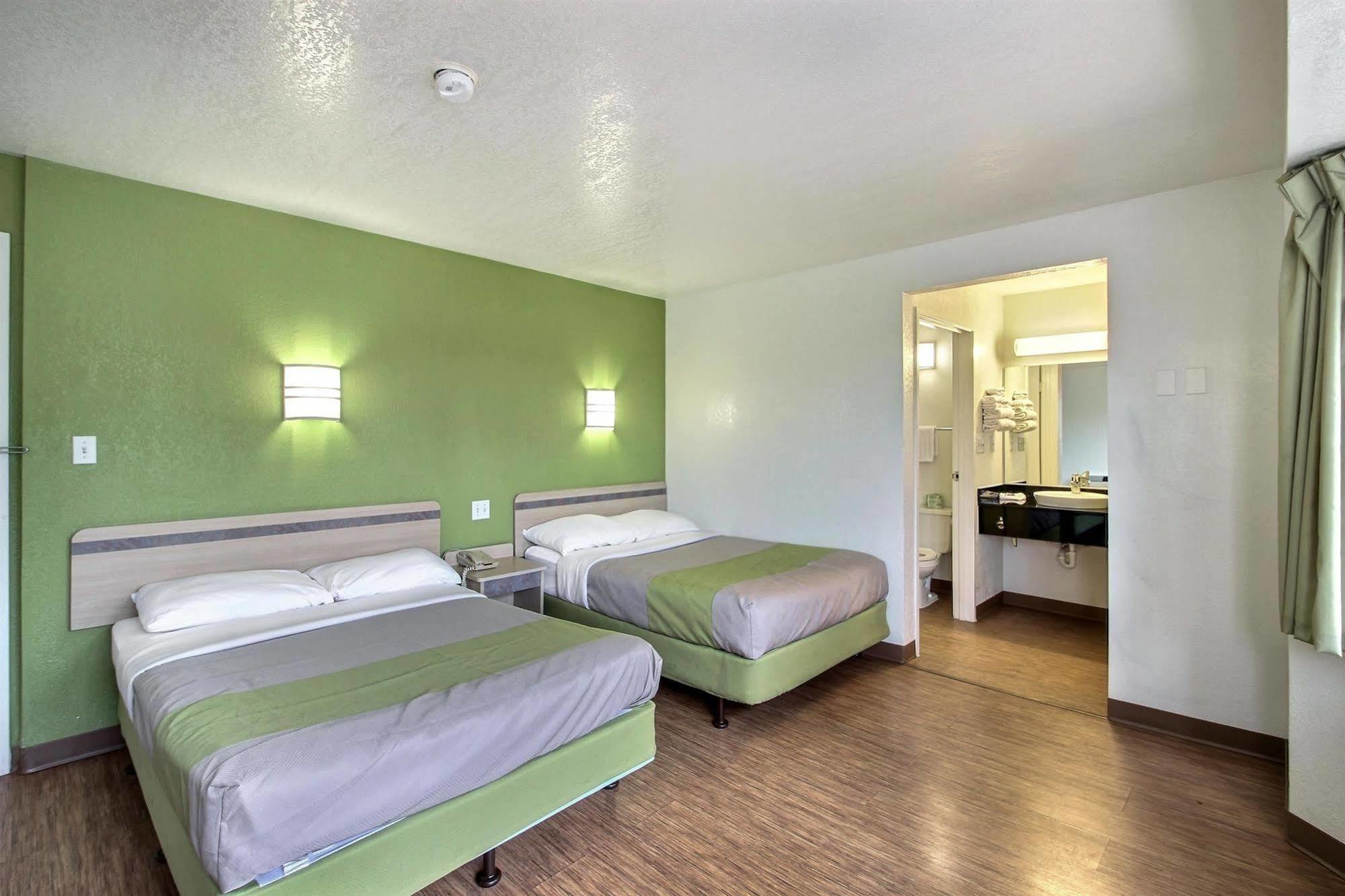 Motel 6 Milwaukee West - 브룩필드 외부 사진