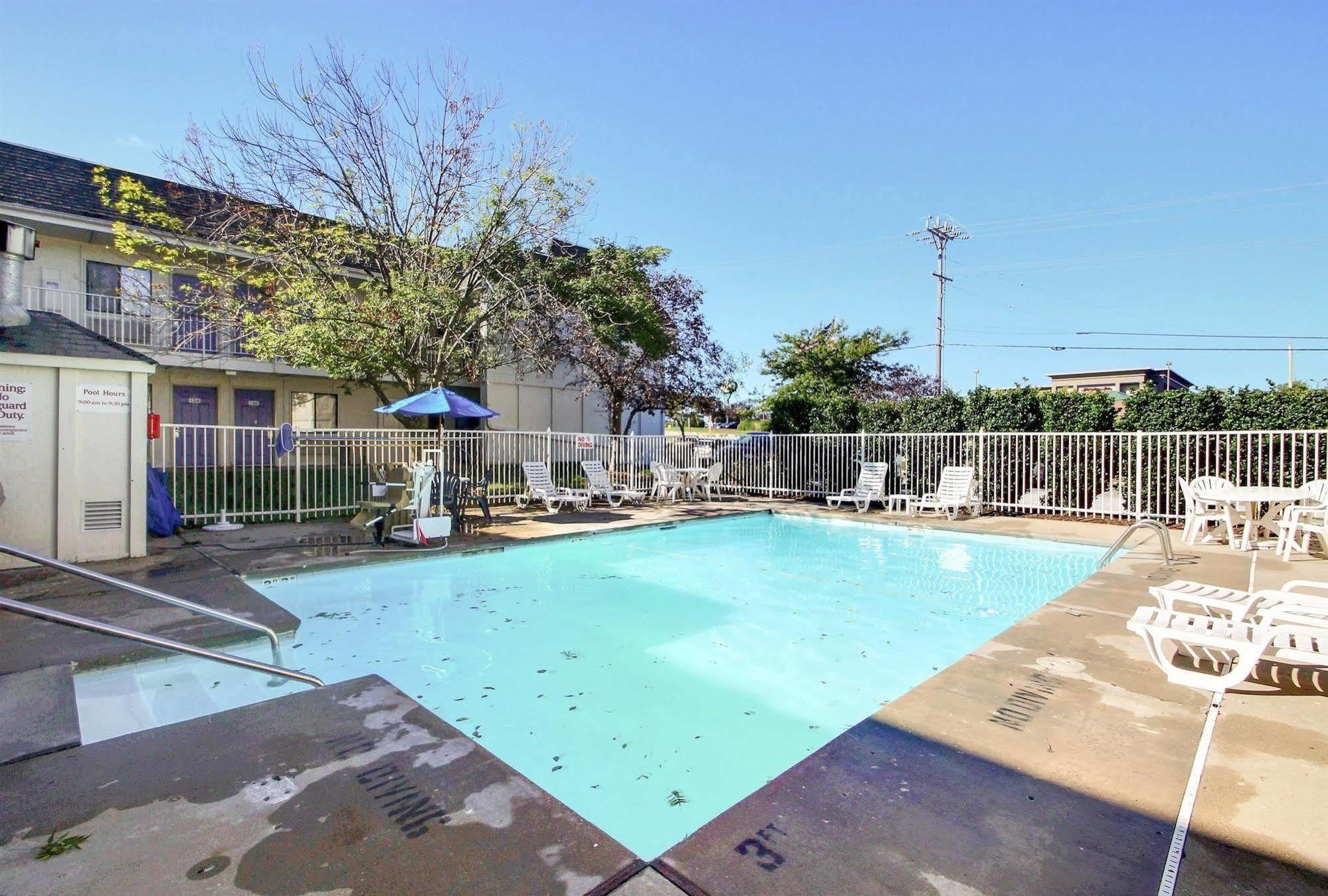 Motel 6 Milwaukee West - 브룩필드 외부 사진