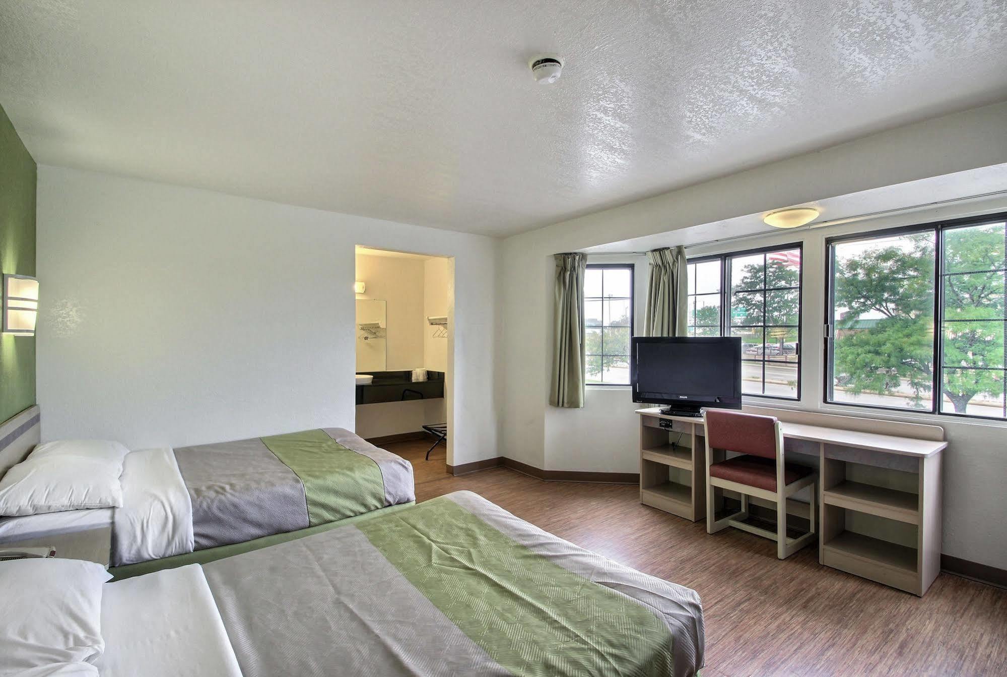 Motel 6 Milwaukee West - 브룩필드 외부 사진