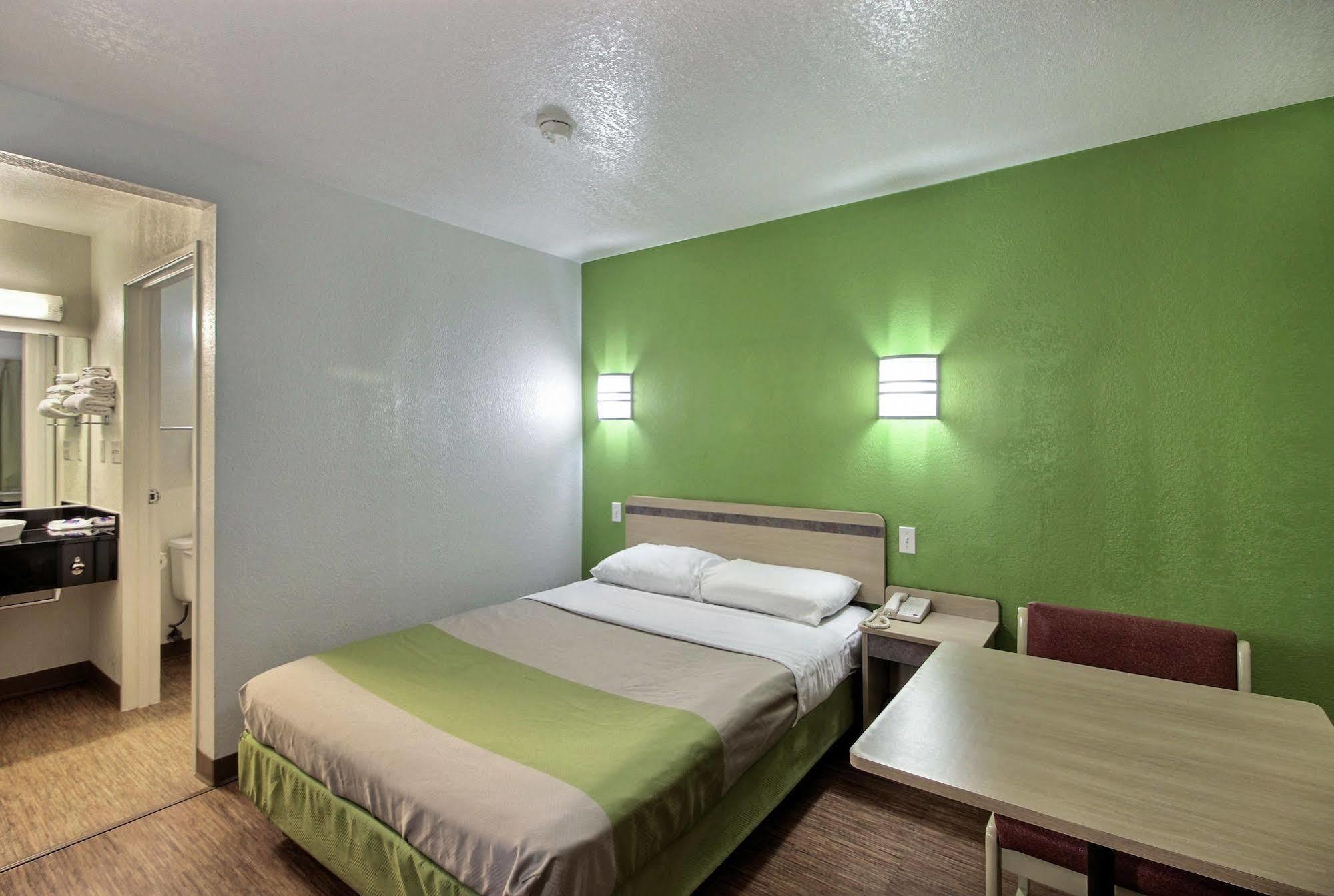 Motel 6 Milwaukee West - 브룩필드 외부 사진