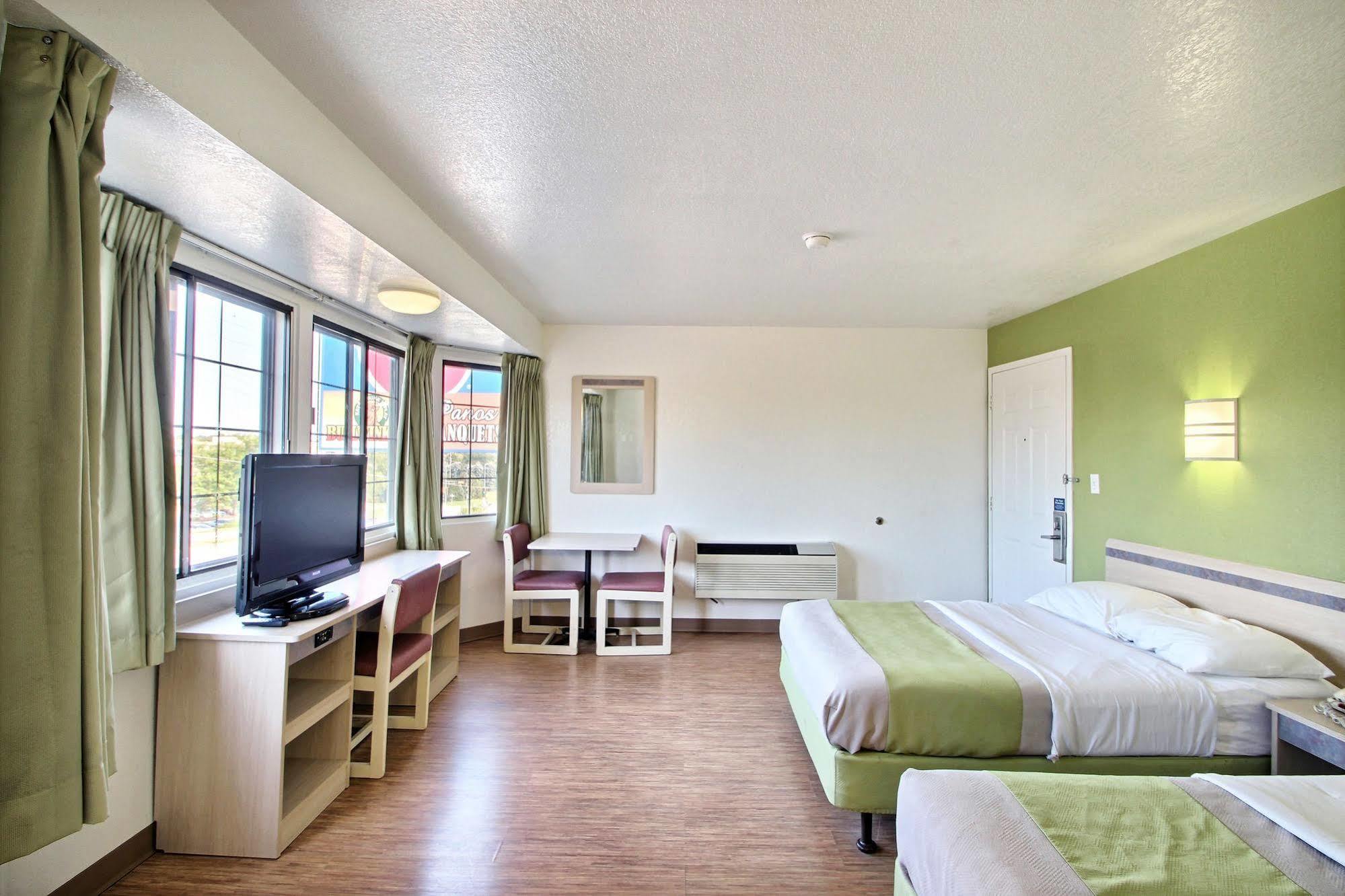 Motel 6 Milwaukee West - 브룩필드 외부 사진