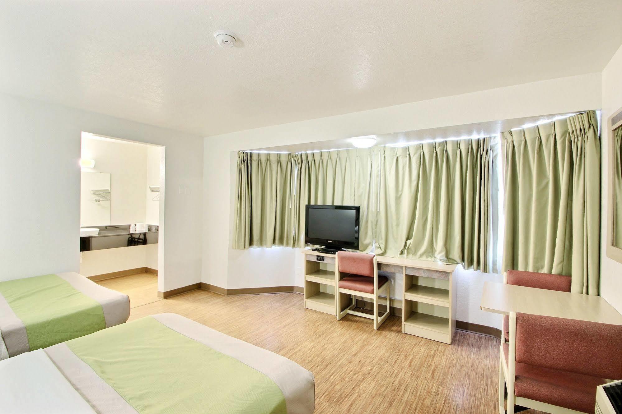 Motel 6 Milwaukee West - 브룩필드 외부 사진