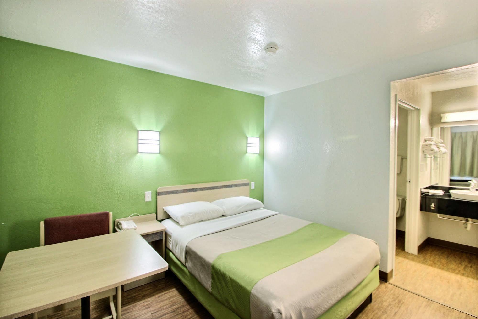 Motel 6 Milwaukee West - 브룩필드 외부 사진