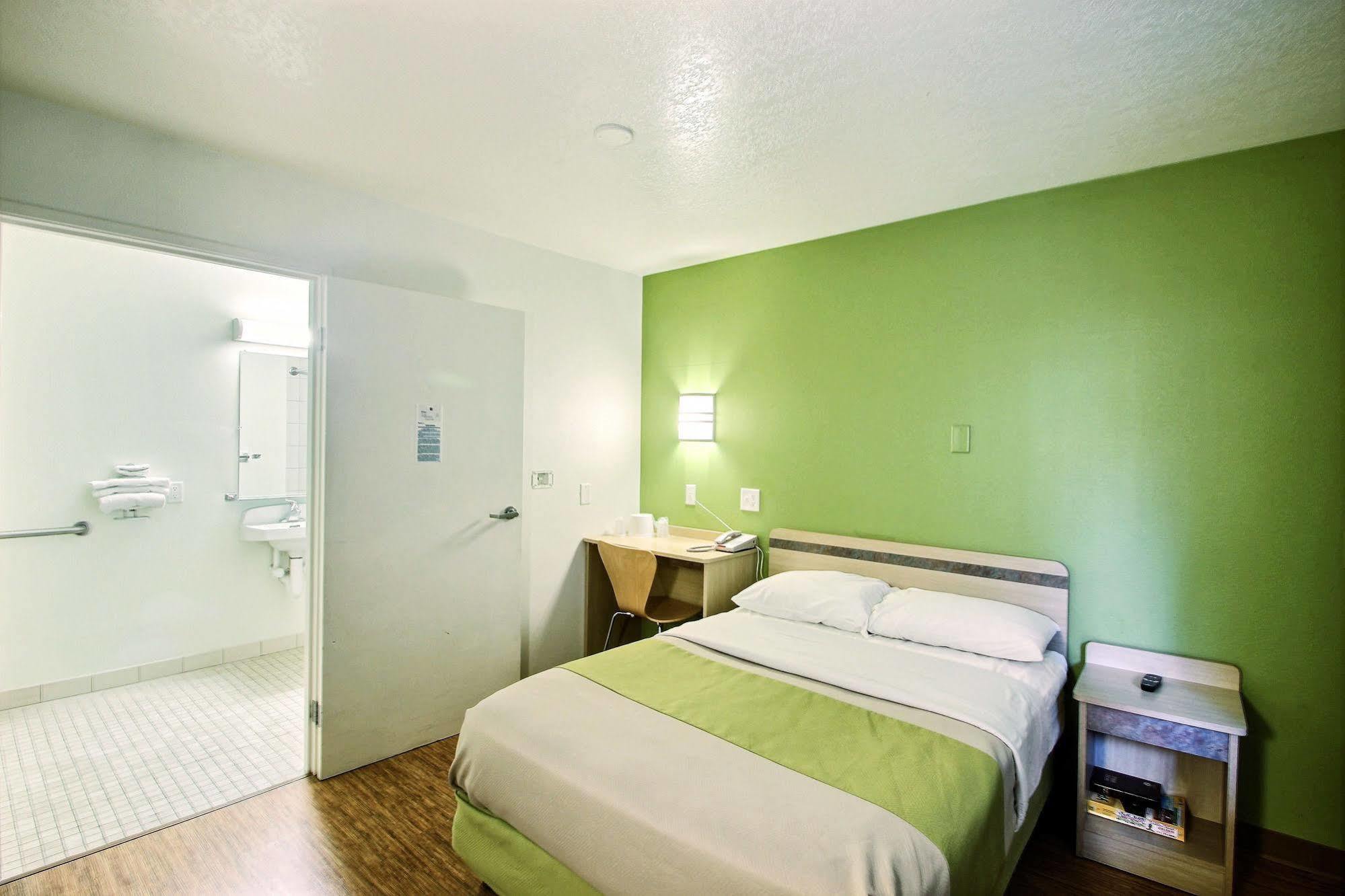 Motel 6 Milwaukee West - 브룩필드 외부 사진