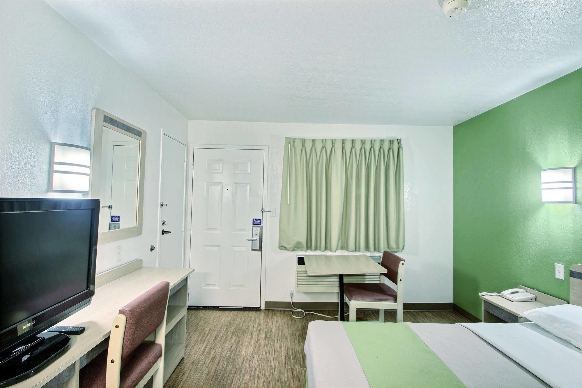 Motel 6 Milwaukee West - 브룩필드 외부 사진