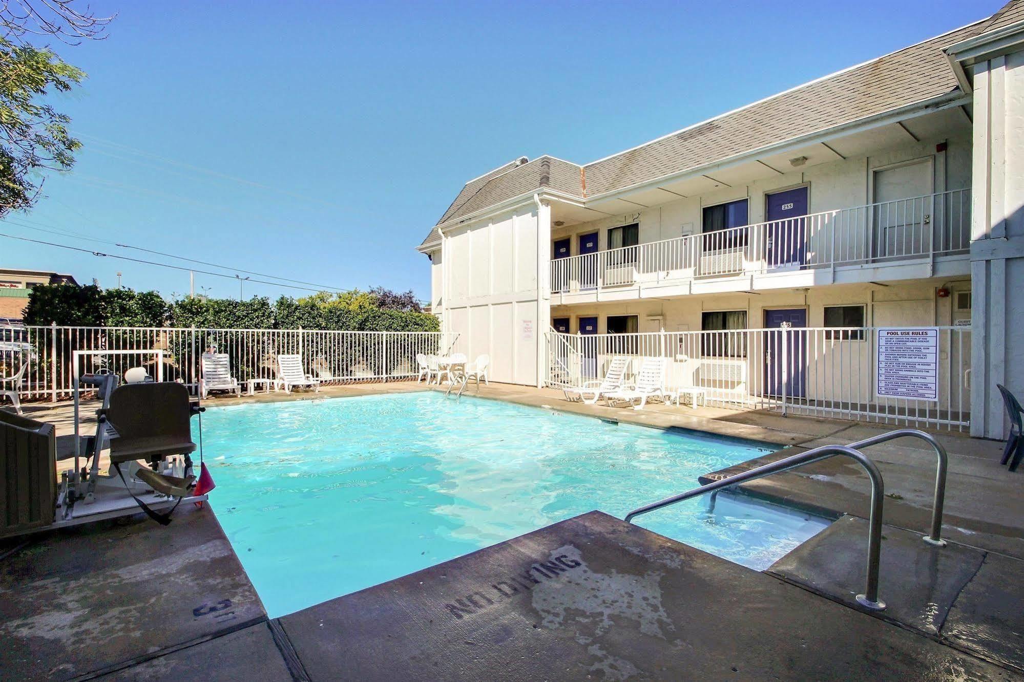 Motel 6 Milwaukee West - 브룩필드 외부 사진