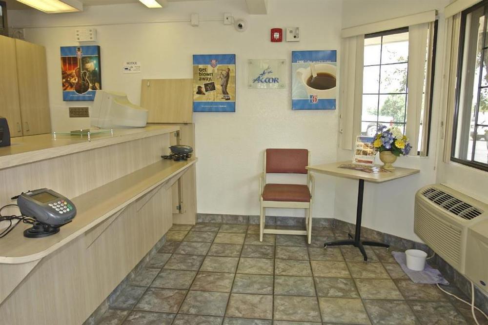 Motel 6 Milwaukee West - 브룩필드 내부 사진