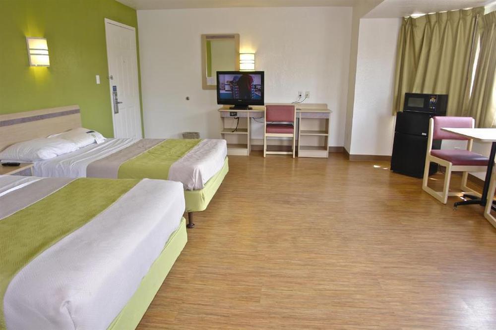 Motel 6 Milwaukee West - 브룩필드 객실 사진